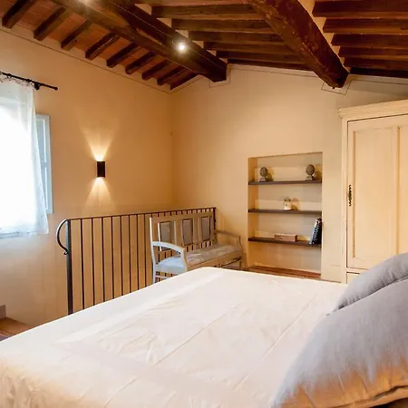 דירה Le Suites Della Rocca פיאטרה סנטה